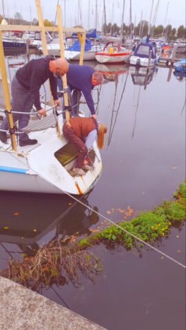 Vorbereitung des Mastlegens mit Lösen des Achterstags.